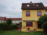 Haus mit großem Garten und angrenzender Garage in...
