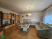 Haus mit großem Garten und Garage