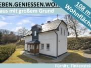 HAUS MIT GROSSEM GRUND