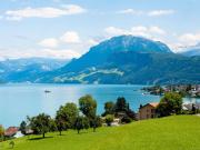 Haus mit Seeblick und Gartenpool auf der Sonnenseite des...