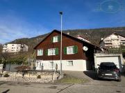 Haus mit Veranda und großem Grundstück in einer ruhigen...