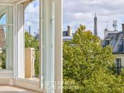 Haussmannien traversant en étage élevé avec balcons et...