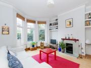 Haverhill Road, London SW12, 2 bed flat to rent, £2,150...