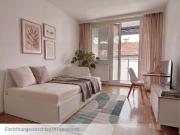 Helle 1 Zimmer Dachgeschoss Wohnung mit Balkon