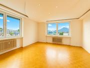 Helle 2,5 Zimmer Eckwohnung mit Parkplatz
