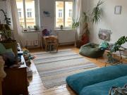 Helle 2 Raum Wohnung mit Holzdielen und Balkon