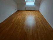 Helle 2 Zimmer Dachgeschosswohnung m. Klimaanlage in Alt...