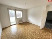 Helle 2 Zimmer Wohnung mit Loggia!