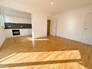 Helle 3 Raum Wohnung mit offener Wohnküche und Balkon...
