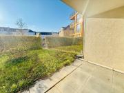 Helle 3 Zimmer Wohnung mit eigener Grünfläche und Terrasse