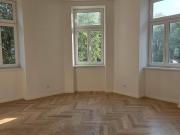 Helle 4 Zimmer Altbauwohnung mit Balkon und Aufzug