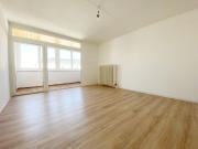 Helle 4 Zimmer Wohnung mit verglaster Loggia im obersten...