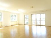 helle 4 Zimmerwohnung mit großem Balkon und Garten befristet