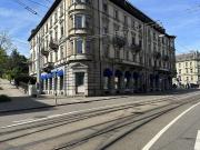 Helle Altbauwohnung mit Dachterasse