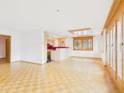 Helle, befristete 4.5 Zimmer Wohnung mit Balkon in...