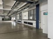 Helle Industriefläche mit LKW Zufahrt & Warenlift