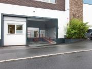 Helle Lagerhalle mit Bürokomplex Helle Lagerhalle mit Bürokomplex