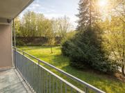 HELLE RÄUME MIT SONNIGEM BALKON