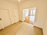 Helle, sanierte 3 Zimmer Wohnung mit Loggia im 4. Lift...