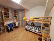 Helle Souterrainfläche mit vorgelagertem Garten