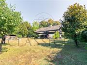 Helle und moderne Villa mit gepflegtem Garten, am Rande...