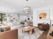 Helle, vom Architekt entworfene Villa mit großem Garten