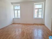 Helle Wohnung mit modernem Badezimmer und neuer Küche