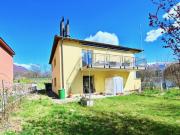 Helle Wohnung mit privatem Garten in Doppelhaushälfte