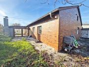 Heller Bungalow mit Wintergarten auf weitläufigem Grundstück