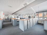 Helles 16 m² Büro mit Glasabtrennung – 7 Plätze im...