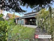 Helles Architektenhaus auf ruhigem Hintergrundstück in...