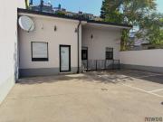 Helles Atelier in einem modernen Hofgebäude mit...