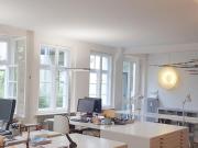 Helles Büro mit Gartenblick: Schreibtischplatz am...