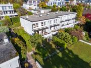 Helles Haus mit See und Bergblick