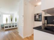 Helles, möbliertes, modernes Loft mit Klimaanlage