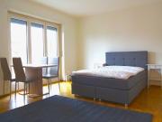 Helles und möbliertes WG Zimmer mit eigenem TV Helles und möbliertes WG Zimmer mit eigenem TV