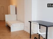 Helles Zimmer zur Miete in 6 Zimmer Wohnung in Neukölln