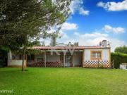 Herdade com 8.500m2 com pequena Casa de campo em Quintas...