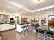 Hermosa casa 4 amb, cochera y jardin Permuta