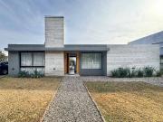 Hermosa Casa 4 dorm con pileta VALLE ESCONDIDO