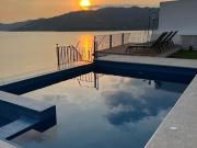 Hermosa casa a la orilla del Lago