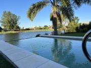HERMOSA CASA A LAGUNA DESARROLLADA EN UNA PLANTA EN...