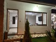 Hermosa casa amoblada con parqueadero y área verde en Baños