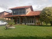 Hermosa casa campestre en condominio vía Alcalá