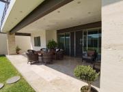 HERMOSA CASA CON ACABADOS EN MARMOL, CON BUNGALOW ANEXO