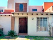 Hermosa casa con acabados estilo cabaña en el pueblo...