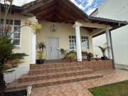 Hermosa Casa con amplio jardín