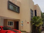 Hermosa Casa con amplio jardín!