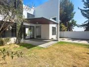 HERMOSA CASA CON AMPLIO JARDIN!