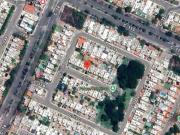 HERMOSA CASA CON AMPLIO PATIO EN ZONA RESIDENCIAL,...